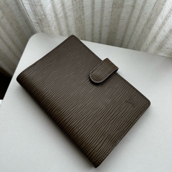 Louis Vuitton Epi Agenda - Picture 1 of 9